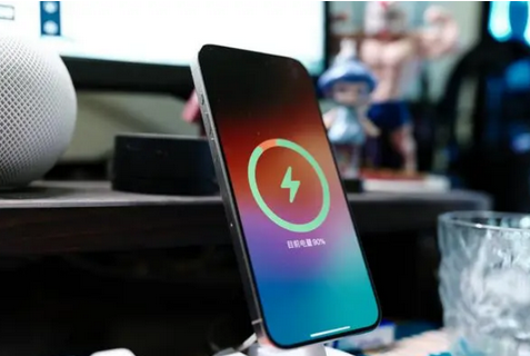 舞阳苹果15换屏服务分享用什么充电器给iPhone15充电更好 
